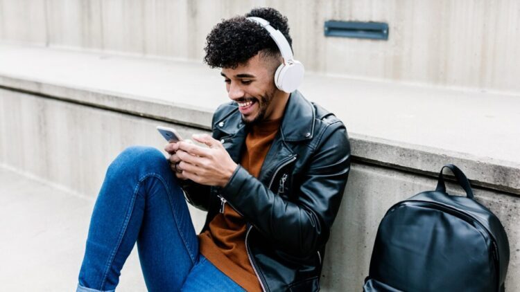 Cara Menikmati Lagu Favorit Tanpa Koneksi Internet di Tahun 2023
